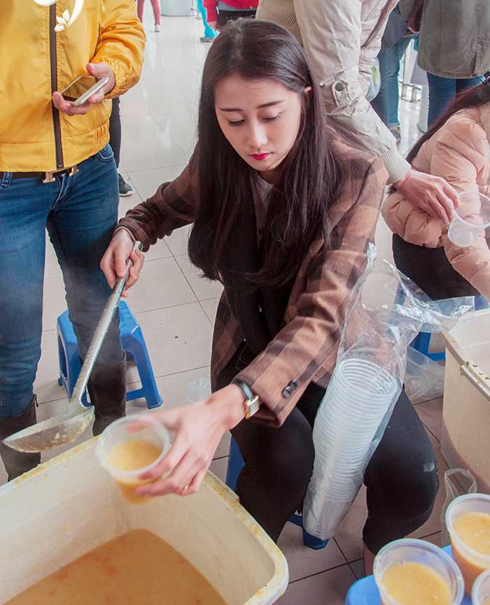 Tận tay chuẩn bị những phần quà, những suất ăn cho các em nhỏ và bệnh nhân