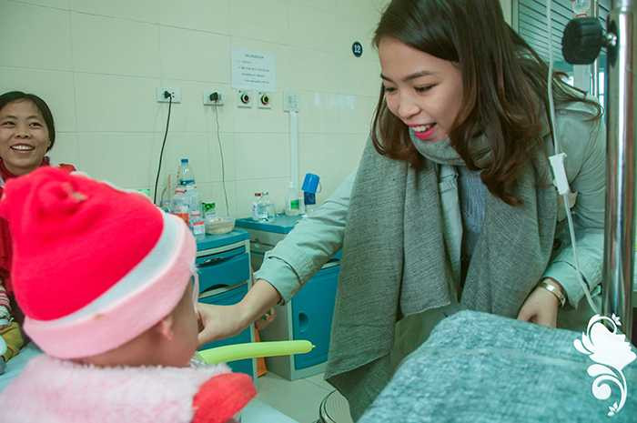 Nữ sinh Báo chí không ngại rét 6 độ C mang hơi ấm đến trẻ em bất hạnh