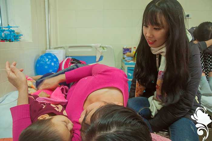 Nữ sinh Báo chí không ngại rét 6 độ C mang hơi ấm đến trẻ em bất hạnh