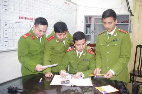 Đại úy Trần Xuân Hải (giữa) trao đổi công tác cùng các đồng đội