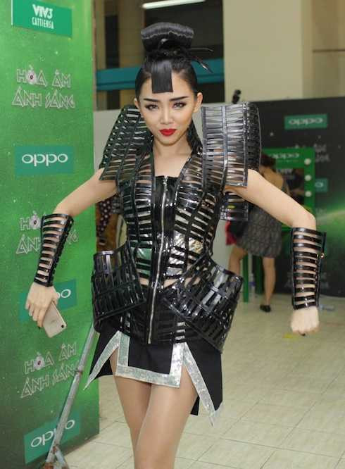 Tóc Tiên hoá nữ samurai sexy.