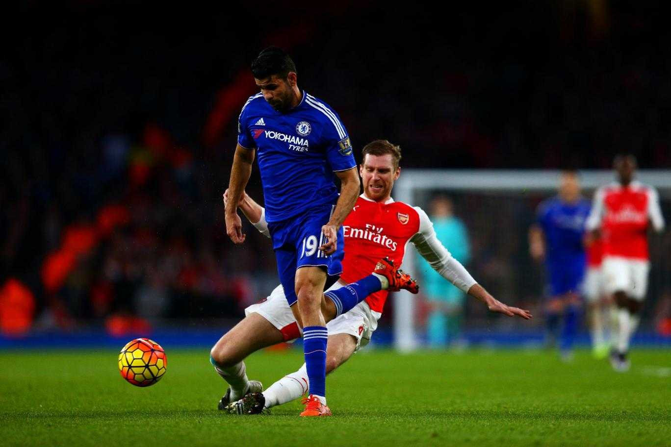 Tình huống Mertesacker 'dính bẫy' Diego Costa