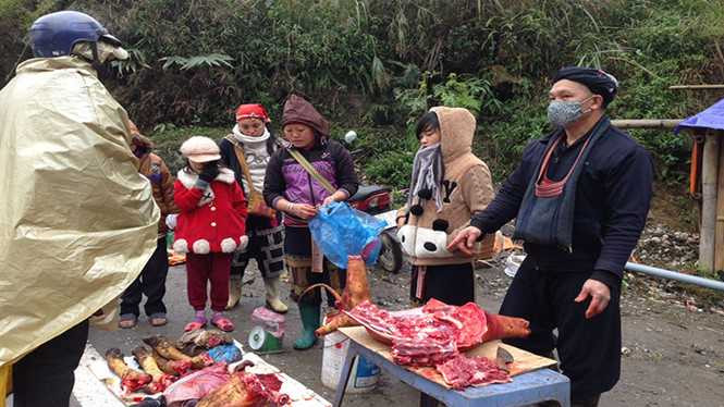 Dọc đường từ TP. Lào Cai lên thị trấn Sa Pa (Lào Cai), có hàng chục điểm bán thịt trâu, bò. Đây là những con trâu bò đầu tiên bị chết rét sau mưa tuyết. Giá bán loại ngon nhất khoảng 250-300 nghìn đồng/kg (Ảnh: Thanh Niên)