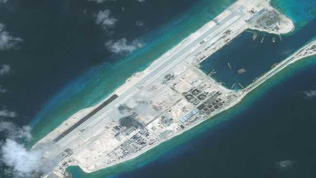 Trung Quốc xây đường băng trái phép trên đá Chữ Thập thuộc quần đảo Trường Sa của Việt Nam