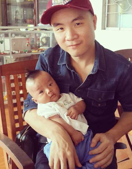 Bé Nhím nằm ngoan trong vòng tay của của bố Cường khi lần đầu tiên gặp gỡ. Bé Nhím nằm ngoan trong vòng tay của của bố Cường khi lần đầu tiên gặp gỡ.