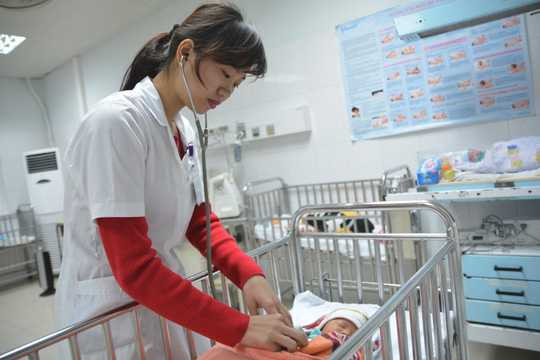 Cháu bé con chị Nga đang được chăm sóc điều trị tại bệnh viện.