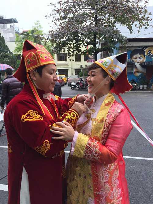 Ngoài phần tập luyện nội dung, các Táo còn tranh thủ ghi hình một số trích đoạn bên lề. Chí Trung khoe ảnh đang chỉnh sửa mũ cho Vân Dung khi cả hai tiến hành quay trên phố. 