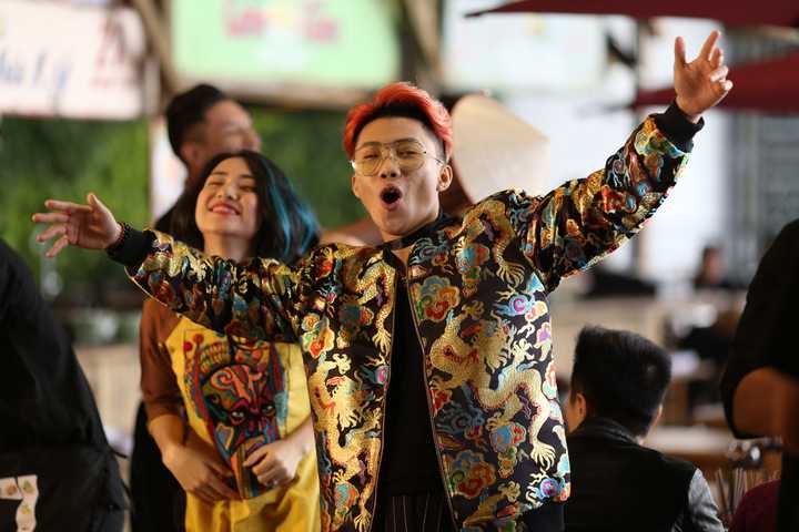 Tiếp thành công của MV “Ăn gì đây”, Mr T đã quyết định sản xuất thêm version 2 cho tác phẩm âm nhạc này. 