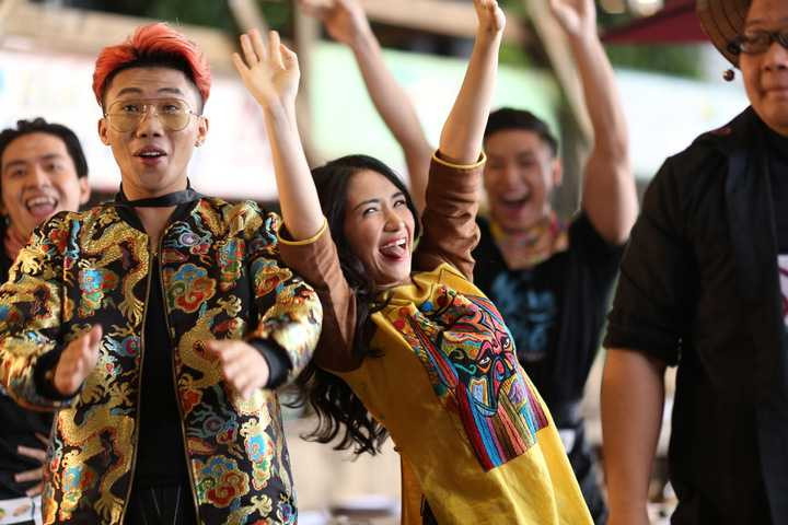 Đây là sản phẩm anh tiếp tục kết hợp cùng Hòa Minzy.