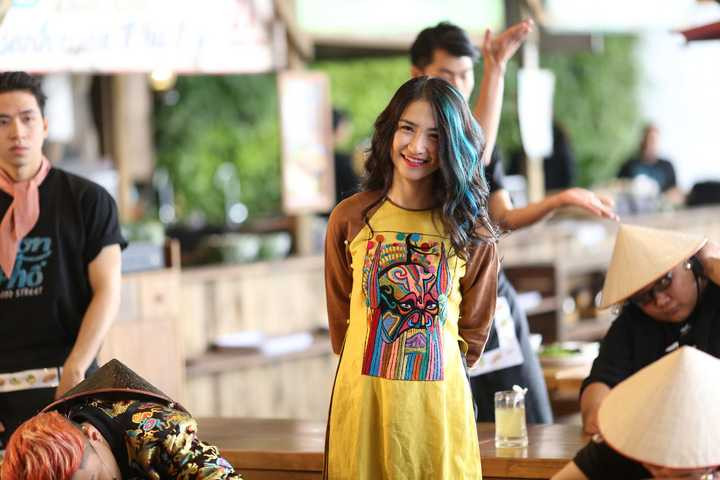 Trong version 1, chúng ta được thấy sự nổi loạn của cặp đôi này trên các con phố cổ tại Hà Nội với những món ăn đã đi vào lòng mỗi người con đất Hà Thành