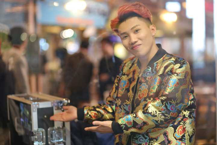 Trong MV version 2 sắp ra mắt đúng dịp Tết Nguyên Đán này, Mr T và Hòa Minzy sẽ đưa người xem thưởng thức ẩm thực xuyên suốt Bắc, Trung, Nam