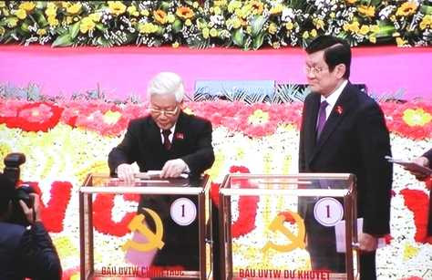 Tổng Bí thư Nguyễn Phú Trọng bỏ lá phiếu đầu tiên. (Ảnh: Quang Tùng)