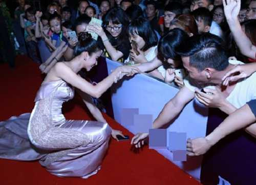 Bức hình Hoa hậu Hoàn vũ Phạm Hương cúi nhặt điện thoại giúp người hâm mộ trong một sự kiện mới đây đã nhận được rất nhiều lời khen ngợi từ công chúng và gây sốt trên cộng đồng mạng Bức hình Hoa hậu Hoàn vũ Phạm Hương cúi nhặt điện thoại giúp người hâm mộ trong một sự kiện mới đây đã nhận được rất nhiều lời khen ngợi từ công chúng và gây sốt trên cộng đồng mạng