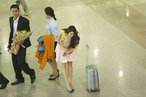 Khoảnh khắc chân dài đất Cảng cúi gập người chào phóng viên và người hâm mộ tại sân bay khi trở về từ cuộc thi Hoa hậu Hoàn vũ Thế giới cũng để lại nhiều ấn tượng tốt đẹp trong lòng độc giả Khoảnh khắc chân dài đất Cảng cúi gập người chào phóng viên và người hâm mộ tại sân bay khi trở về từ cuộc thi Hoa hậu Hoàn vũ Thế giới cũng để lại nhiều ấn tượng tốt đẹp trong lòng độc giả