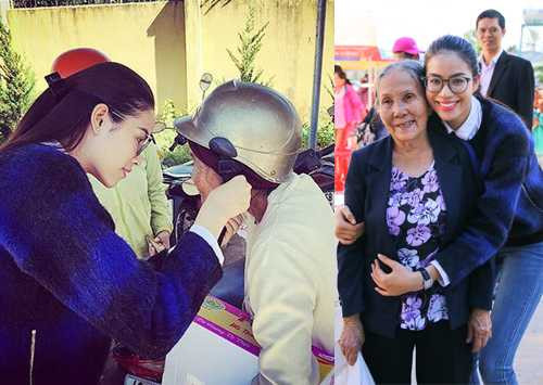 Những cử chỉ thể hiện nét tính cách tinh tế, chu đáo trong con người hoa hậu Những cử chỉ thể hiện nét tính cách tinh tế, chu đáo trong con người hoa hậu