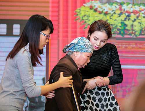 Hoa hậu Kỳ Duyên ân cần dìu cụ già tật nguyền bước đi trong một chương trình từ thiện cách đây không lâu Hoa hậu Kỳ Duyên ân cần dìu cụ già tật nguyền bước đi trong một chương trình từ thiện cách đây không lâu