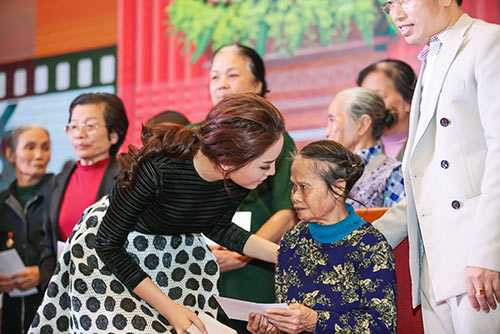 Bỏ qua những ồn ào quanh các scandal trời ơi đất hỡi, thời gian này hoa hậu Kỳ Duyên dành khá nhiều thời gian đi làm từ thiện ở các vùng sâu, vùng xa Bỏ qua những ồn ào quanh các scandal trời ơi đất hỡi, thời gian này hoa hậu Kỳ Duyên dành khá nhiều thời gian đi làm từ thiện ở các vùng sâu, vùng xa