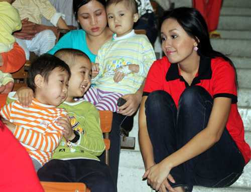 Khoảnh khắc Hoa hậu Việt Nam 2006 Mai Phương Thúy giản dị, thân mật ngồi bệt xuống bậc thang khán đài chuyện trò cùng các em nhỏ trong một chuyến đi từ thiện Khoảnh khắc Hoa hậu Việt Nam 2006 Mai Phương Thúy giản dị, thân mật ngồi bệt xuống bậc thang khán đài chuyện trò cùng các em nhỏ trong một chuyến đi từ thiện