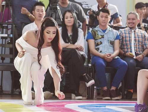 Góp mặt trong đêm chung kết một cuộc thi thiết kế thời trang tại TP.HCM, Ngọc Hân cũng từng ghi điểm tuyệt đối khi cẩn thận cúi nhặt mẩu rác vương trên sàn catwalk của các người mẫu Góp mặt trong đêm chung kết một cuộc thi thiết kế thời trang tại TP.HCM, Ngọc Hân cũng từng ghi điểm tuyệt đối khi cẩn thận cúi nhặt mẩu rác vương trên sàn catwalk của các người mẫu