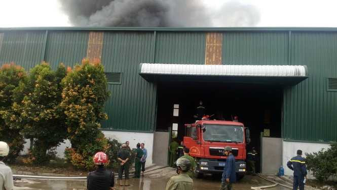 Khói lửa rợp trời từ đám cháy kinh hoàng ở nhà máy xử lý rác