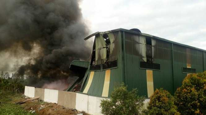 Hiện trường vụ cháy tại bãi rác Hòa Phú-Ảnh: Nam Long