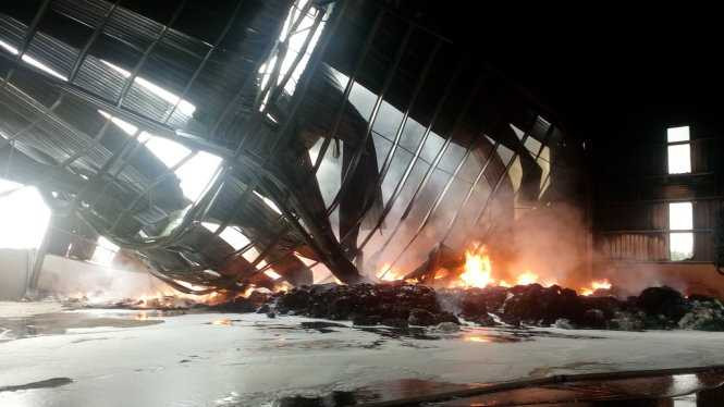 Khói lửa rợp trời từ đám cháy kinh hoàng ở nhà máy xử lý rác