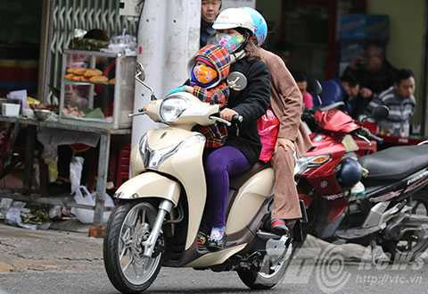 Người Đà Nẵng, co ro, lạnh bất ngờ, lười ra đường, bịt kín