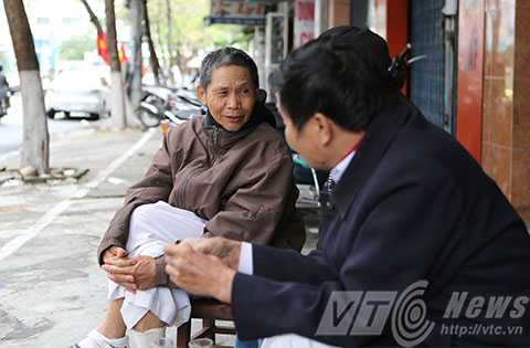 Người Đà Nẵng, co ro, lạnh bất ngờ, lười ra đường, bịt kín