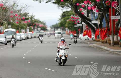 Người Đà Nẵng, co ro, lạnh bất ngờ, lười ra đường, bịt kín