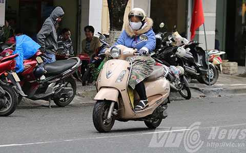 Người Đà Nẵng, co ro, lạnh bất ngờ, lười ra đường, bịt kín