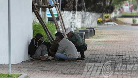 Người Đà Nẵng, co ro, lạnh bất ngờ, lười ra đường, bịt kín