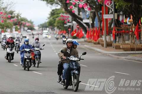 Người Đà Nẵng, co ro, lạnh bất ngờ, lười ra đường, bịt kín