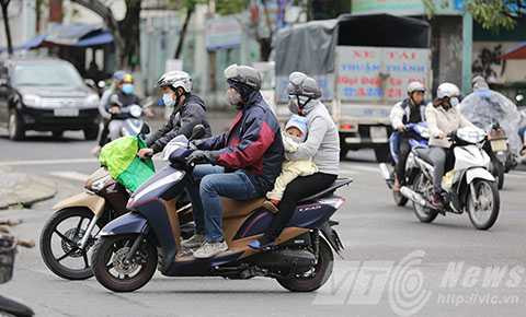 Người Đà Nẵng, co ro, lạnh bất ngờ, lười ra đường, bịt kín