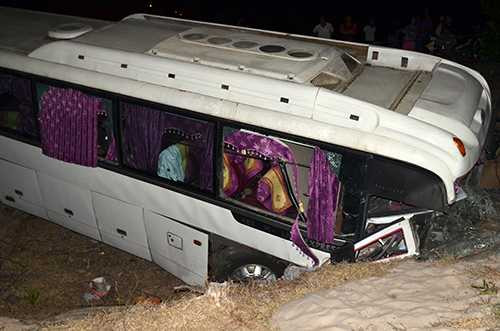 Ôtô đâm vào hô bên đường khiến nữ nhân viên thiệt mạng và 24 người bị thương. Ảnh: Xuân Thắng