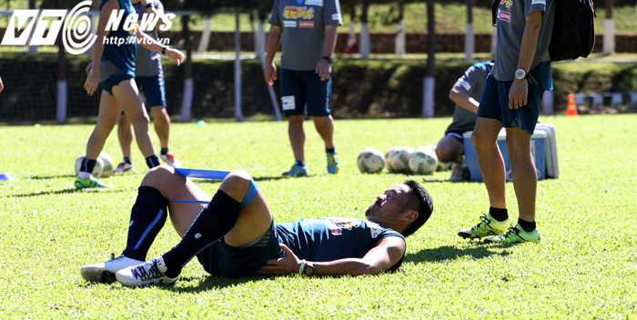 Nhiều cầu thủ Yokohama tranh thủ tập thêm các động tác tăng cường sức mạnh cơ bắp (ảnh: H.T)