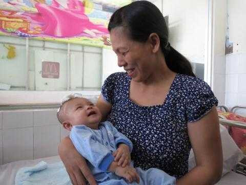 Niềm vui của gia đình khi nhìn nụ cười rạng rỡ của bé Phát 