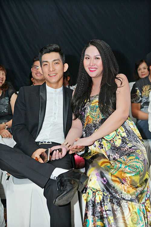 Hai vợ chồng Phi Thanh Vân rất tình cảm trong sự kiện Hai vợ chồng Phi Thanh Vân rất tình cảm trong sự kiện