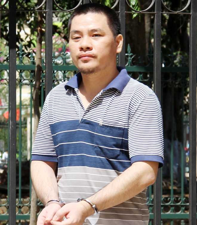 Dường Cá Vấy ra xe về trại giam sau khi nghe tuyên án. Ảnh: Việt Tường.