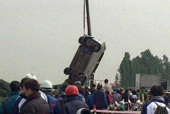 Lực lượng chức năng trục vớt chiếc ô tô lên bờ.