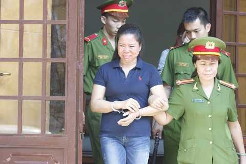 Bị cáo được công an áp giải từ tòa án về trại giam Bị cáo được công an áp giải từ tòa án về trại giam