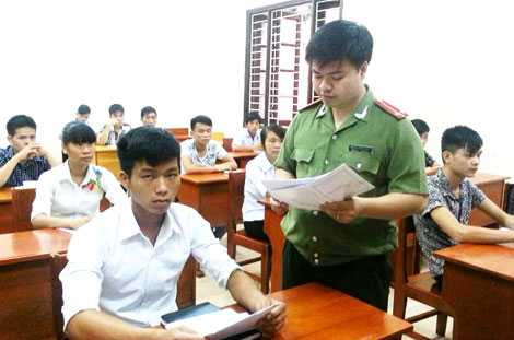 Cán bộ Học viện ANND phổ biến quy chế thi cho các thí sinh trong kỳ tuyển sinh 2014.