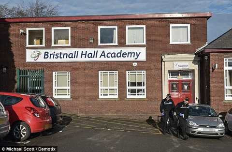 Một ngôi trường ở Anh phải sơ tán vì bị đe dọa đánh bom