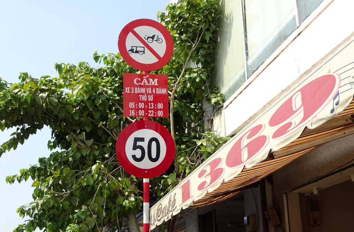 Ảnh: Dân TP.HCM thở phào vì không còn biển báo 'bẫy' người