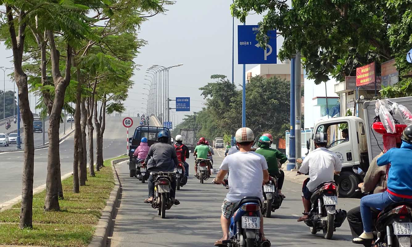 Biển hướng dẫn đường đoạn qua cầu Lò Gốm cũng bị cây che khuất