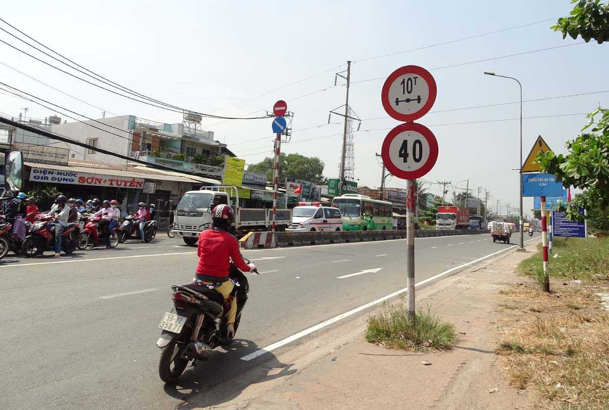 Trên đường Nguyễn Hữu Trí (huyện Bình Chánh) vẫn còn biển báo 40km/h