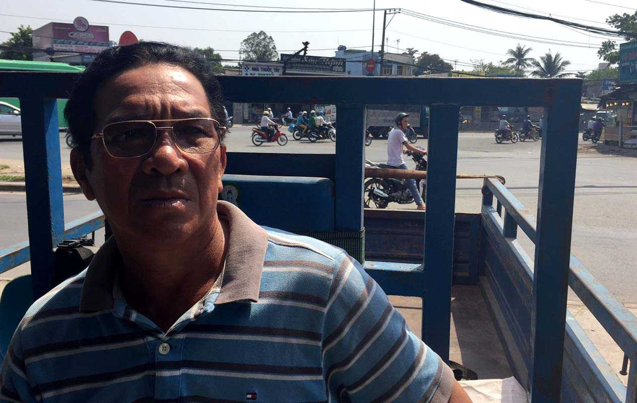 Tài xế Nguyễn Văn Chính (52 tuổi) cho biết, khu vực cầu Bình Điền (huyện Bình Chánh) cho phép chạy tốc độ 50 km/h là phù hợp. Đoạn đường này từ lâu, di chuyển chậm do biển hạn chế tốc độ... 