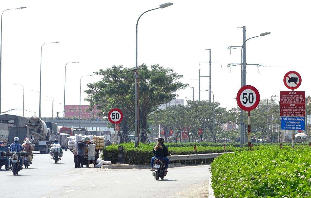 Ảnh: Dân TP.HCM thở phào vì không còn biển báo 'bẫy' người