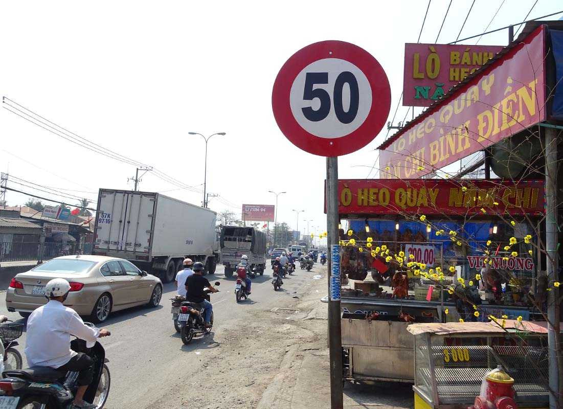Qua khỏi cầu Bình Điền các phương tiện được phép chạy với tốc độ 50km/h, thay vì ì ạch 40km/h như trước đây 