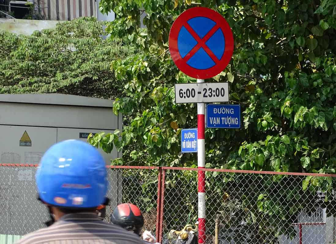 Các biển báo núp lùm cũng đã được thay thế, trông thông thoáng hơn...