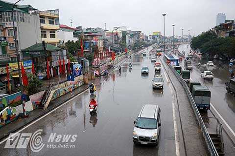 Trong cái lạnh như cắt da cắt thịt cùng nền nhiệt độ chỉ khoảng 6 tới 8 độ C, người dân Thủ đô đang cố gắng hạn chế ra ngoài đường nếu không có công việc cần thiết, đường phố cũng vì thể mà trở nên vắng vẻ hơn rất nhiều. 
